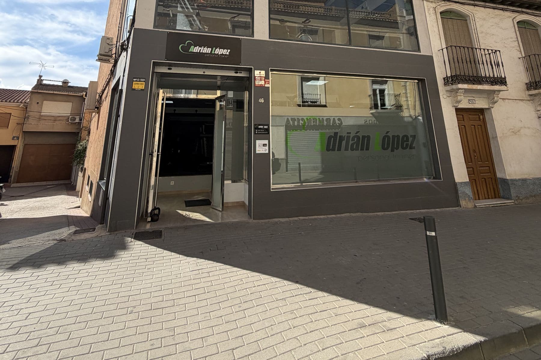 Entrada del gimnasio de Adrián López Trainer en la calle Comandante Lázaro de Dúrcal