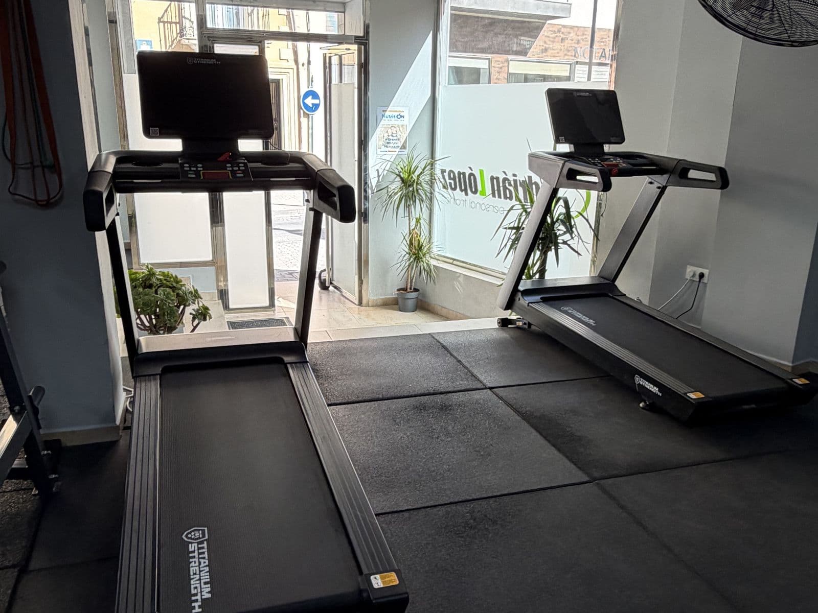 Cintas de correr junto a la entrada del gimnasio